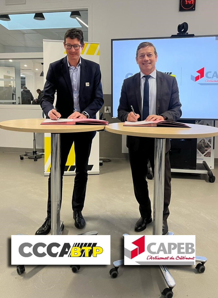 Christophe Possémé, président du CCCA-BTP, et Jean-Christophe Repon, président de la CAPEB, lors de la signature du renouvellement de la convention de partenariat entre les deux organisations, marquant un engagement renforcé pour la formation et le soutien aux métiers du bâtiment. (Crédits CAPEB)